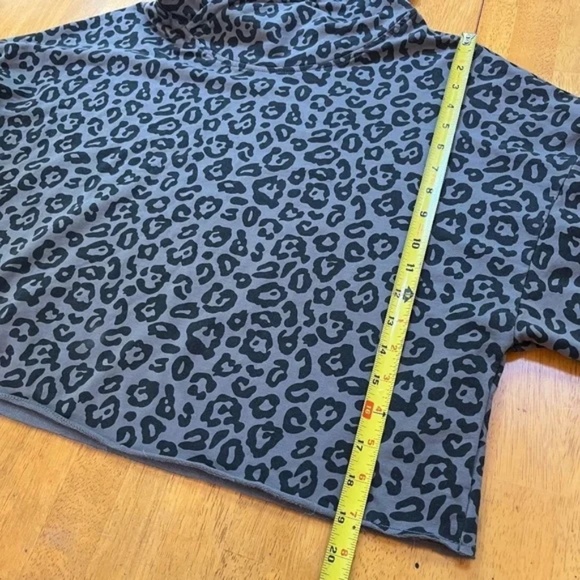 Sundays Sz M Grey Cropped Pullover Sweatshirt Hoodie Animal Print - Picture 7 of 8